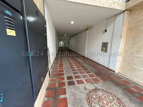 Raiza Suarez Vende Extraordinario Edificio En Pleno Centro De Barquisimeto,- 2 4 2 1 2 5 7-, Posee 4 Pisos, Azotea, Sótano Con Deposito, Locales Comerciales, Oficinas, Baños, Tanque Subterráneo.....