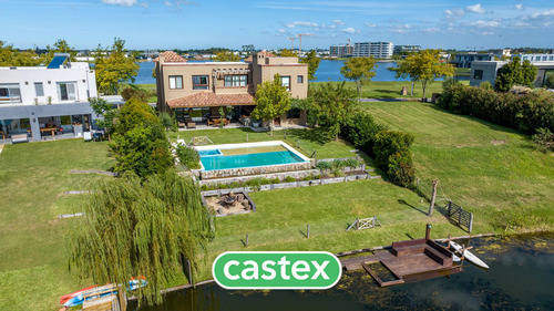 Casa En Venta A La Laguna De 7 Ambientes Con Pileta En Marinas, Puertos, Escobar.