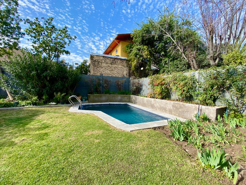 Casa En Venta Vitacura, Remodelada, Cuatro Dormitorios