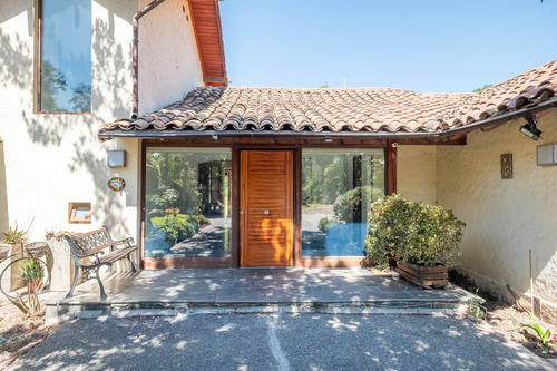 Vive Seguro En Chicureo: Casa Chilena En Condominio Central