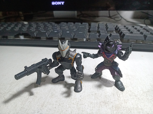 2 Figuras Fornite Pequeño Tamaño. Cuervo Y Omega.