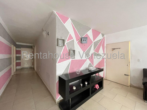 Excelente Casa En Alquiler Bien Ubicada Amoblada Lista Para Mudarse Con Estacionamiento Amplia Cómoda Y Segura Cocina Empoderada Agua Constante Nela 25-14786