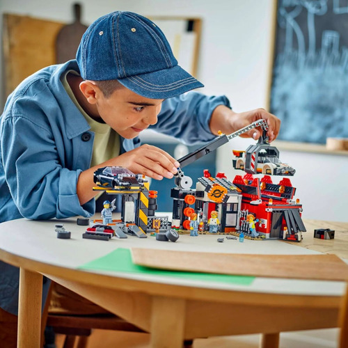 Ferro Velho Com Carros City 871 Peças 60472 - Lego