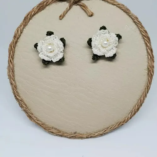 Mini Aretes De Flor Elaboradas En Crochet.
