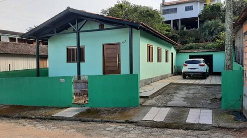 Casa Com Aprox. 250mts, 3 Quartos, 2 Salas, Cozinha, Banheiro, Área De Serviço Com Fogão A Lenha, Churrasqueira E Garagem