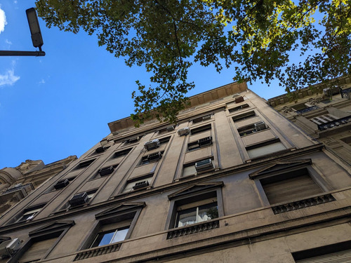 Oficina En Venta - Piso Alto Con Luz Natural En Av De Mayo