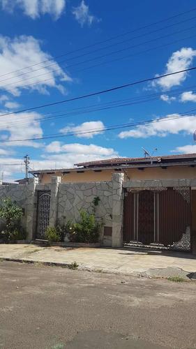 Imagem 3 de 9 de Casa Com 3 Quartos Sendo Uma Suíte, Porão E Garagem