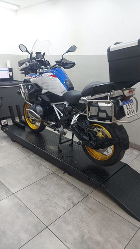 Inmaculada, Muchos Accesorios, Akrapovic