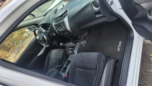 Nissan NP300 2.4 Doble Cabina Se Aa Pack Seg Mt