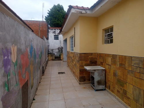 Casa De Três Quartos E Dois Banheiros Com Edícula