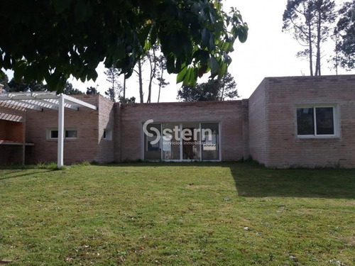 Espectacular Casa De Muy Buena Construcción En Pinares- Ref: 1611