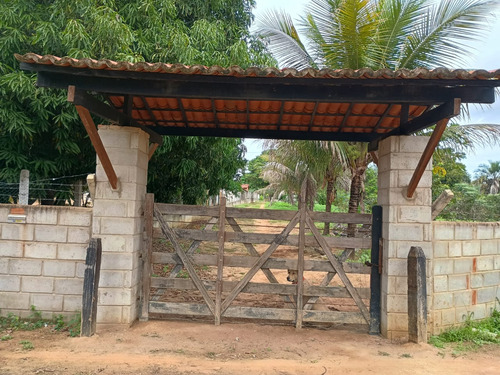 Chácara Com Casa Três Quartos Sala De Estar Cozinha E Dois B