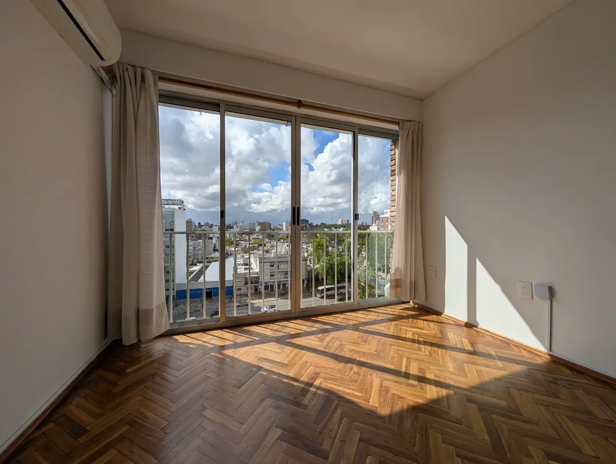 Apartamento De Dos Dormitorios En Parque Batlle, Muy Luminoso, Con Vista Despejada · Foto 3