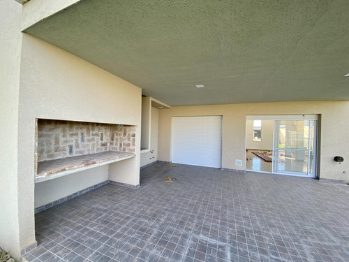 Casa En Venta 3 Dormitorios Ecopueblo Alvear