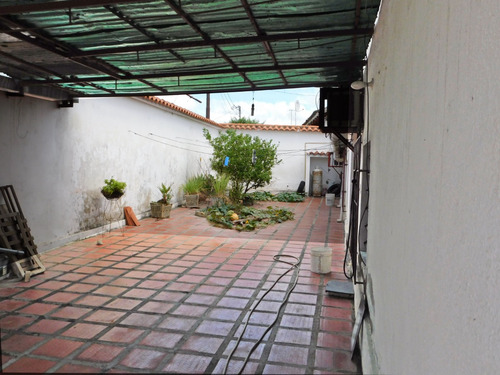 Maria E. Vende Negociable !!estupenda Casa Excelente Inversión!! En Parroquia Catedral, Lara#25-15681**6h 3b 368m2