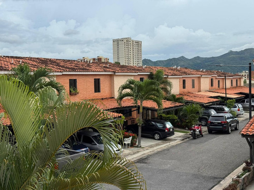 Venta De Cómodo Townhohse En Villas Del Rincón I Naguanagua.