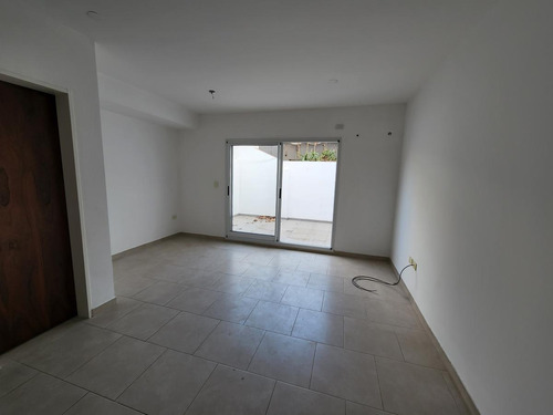 Venta Departamento 2 Dormitorios Duplex Pasillo Patio Exclusivo Dos Baños Arroyito Rosario