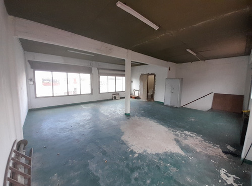 Consultorio En Planta Alta C/patio. A Mts De Av. Mitre