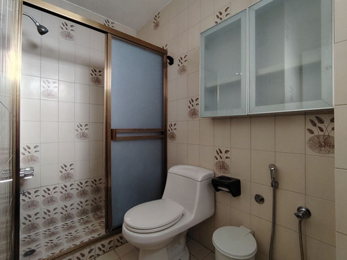 Se Alquila Amplio Y Cómodo Apartamento Con Excelente Ubicación En Urb. La Carlota. (13a)