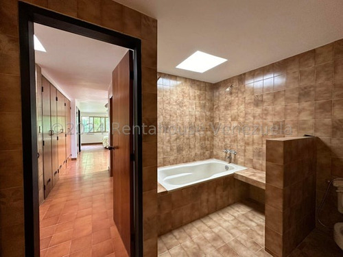 Casa En Venta, Espaciosa, Con Áreas Verdes, Tranquilidad, Ubicado En La Urbanización Lomas De Palmarito. Rah 25-807