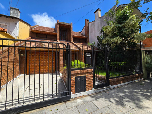 Casa Tipo Chalet De 6 Ambientes Con Jardin, Pileta Y Cochera En Venta. Olivos