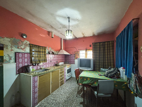 Casa De 2 Dormitorios Con Terreno De 445m² En Funes