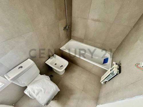 23 Y 50. Departamento En Venta A Estrenas 2 Dormitorios , La Plata Parque San Martin.-