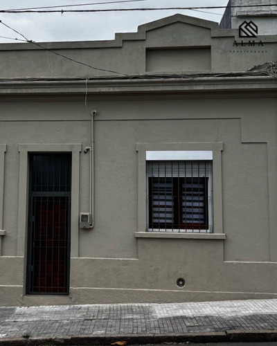 Oportunidad Venta De Ph 3 Dormitorios Y Terraza Amplia En Perez Castellanos, Montevideo