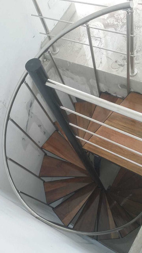 Imagen 8 de 10 de Escalera En Hierro Y Acero Inoxidable, Huellas En Madera