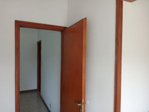 En Venta En El Palomar Casa En Dos Plantas Con 3 Dormitorios, Amplio Patio, Cochera Y Local - Ficha 9666