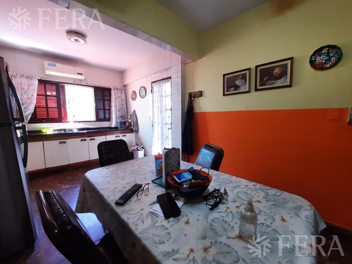 Venta De Casa De 5 Ambientes Con Cochera Y Local En Lanús Oeste