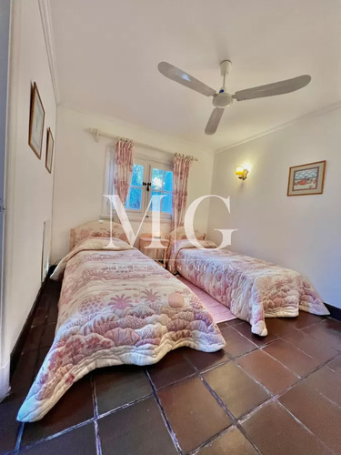 Venta Casa Zona Golf 5 Dormitorios + Dep.servicio, Parrillero, Piscina