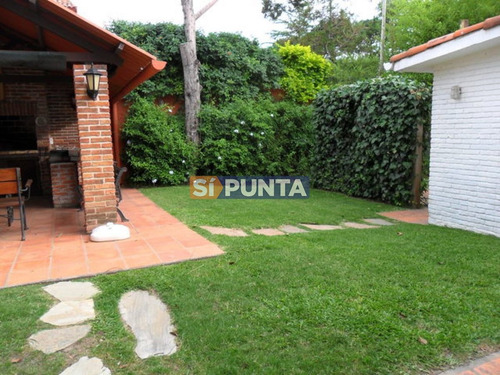 Imagen 23 de 30 de Casa Ubicada En Playa Mansa 6 Dormitorios