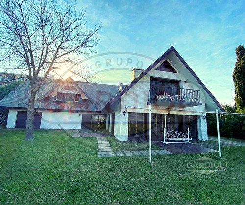 Venta De Casa En Colonia Del Sacramento. Rambla Costanera