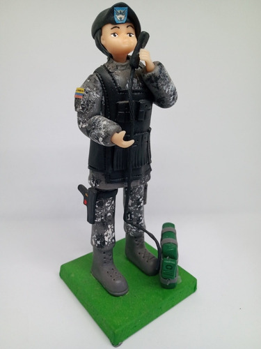Imagen 2 de 5 de Figura De Coleccion Soldado Ejército De Colombia Artesanal