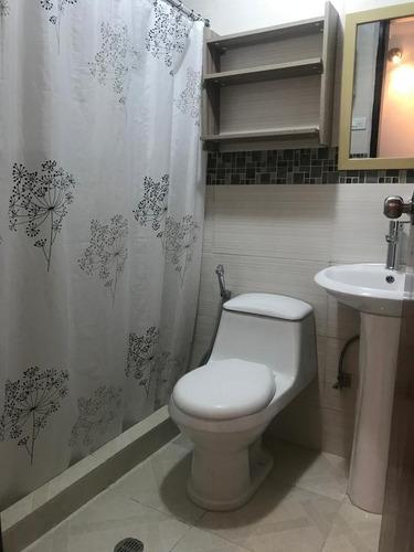 Para Cliente Directo. Se Alquila Comodo Anexo En El Marques. Pb. Urbabizacion Cerrada Cerca A La Cota Mil. 46 Mts. No Amoblado, Ni Equipado.