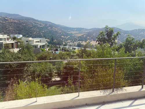 Cálida Casa Con Vista Panorámica En Condominio Seguro