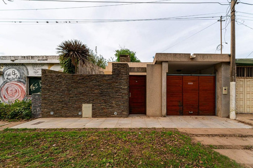 Venta Casa 2 Dormitorios, Patio Y Pileta-oliveros