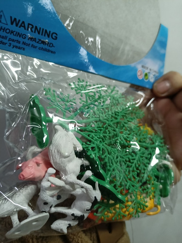 Imagen 4 de 4 de Set De 12 Animales De Granja Y 4 Arboles