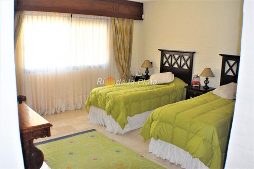 Importante Residencia A 700 Mts De Playa Mansa.- Ref: 11079