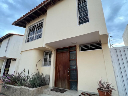Amplia Casa Familiar En Coral Garden, Sabanamar, Isla De Margarita