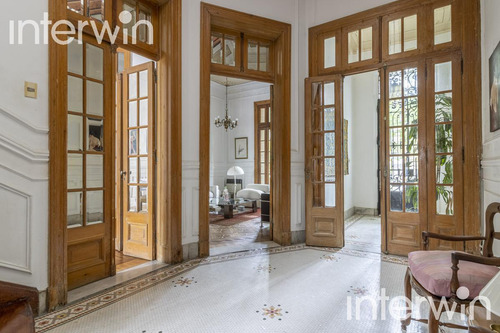 Casa De 8 Amb., Con Piscina Y 3 Cocheras. Belgrano - Venta