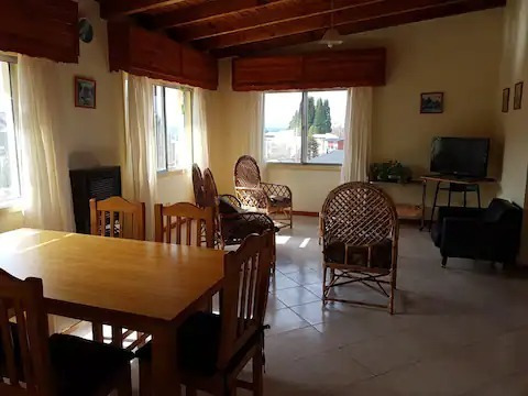 Alquiler Temporal Casa Céntrica En San Carlos De Bariloche, Estacionamiento Incluido