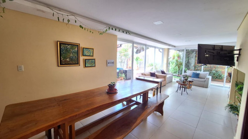 Vendo Casa Amoblada Con Piscina En El Centro De Encarnación: 4 Habitaciones Y 4 Baños