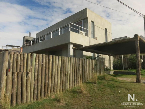 Imagen 1 de 30 de Chalet De Moderno Diseño A Metros Del Mar.