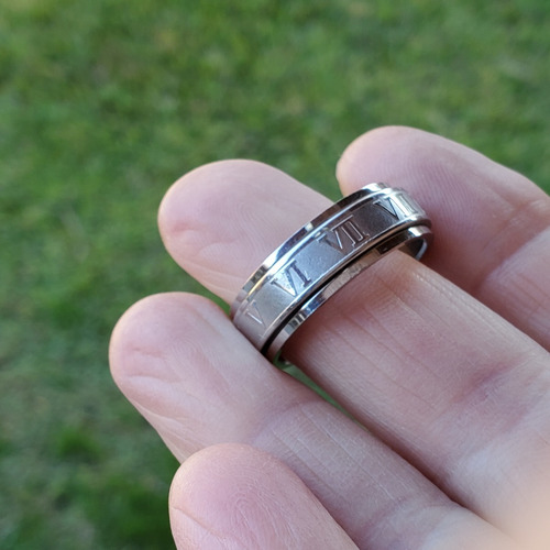 Imagen 3 de 6 de Anillo Acero Quirurgico Cardinal Giratorio Numeros Romanos