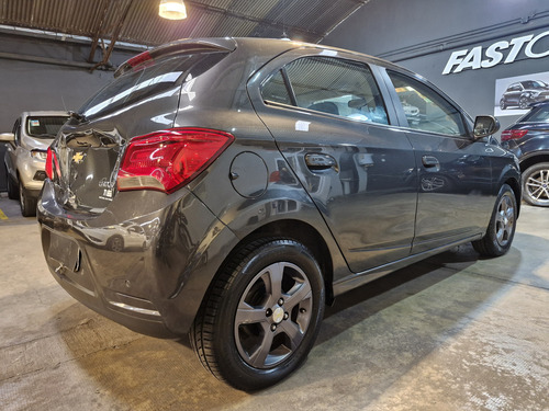 Chevrolet Onix -chocado-