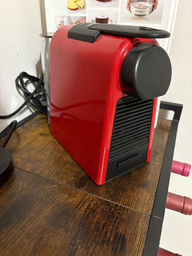 Minicafetera Nespresso Essenza Roja + Aeroccino 3 110 V Rojo