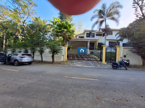 Casa En Venta En Cuesta Hermosa Ii Con 4 Habitaciones Con Solar De 1004 Metros Y 530m2 De Construccion