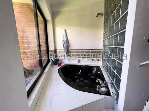 Espectacular Casa, Amplia Y Con Premio De Arquitectura En Santa Paula #25-10888 Ricardo Romero